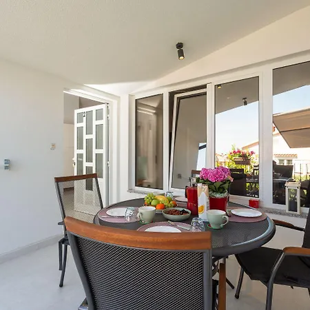 Helles Nur 350 Meter Zum Mit Meerblick Und Schoener Terrasse Apartamento Poreč