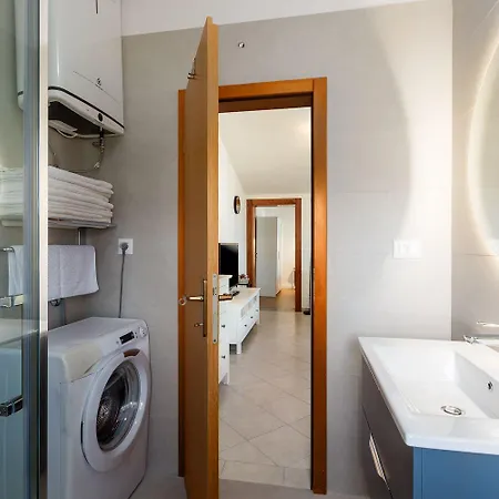 Appartement Helles Nur 350 Meter Zum Mit Meerblick Und Schoener Terrasse Poreč