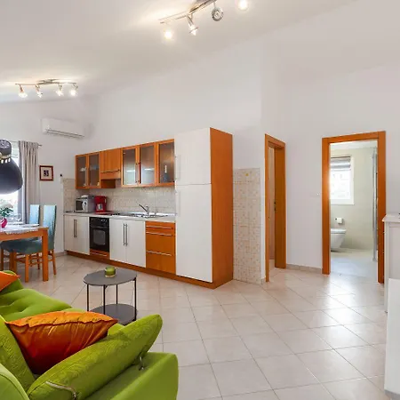 Helles Nur 350 Meter Zum Mit Meerblick Und Schoener Terrasse Apartment Poreč