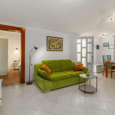 Helles Nur 350 Meter Zum Mit Meerblick Und Schoener Terrasse * Poreč