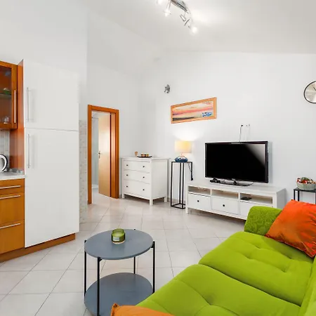 Helles Nur 350 Meter Zum Mit Meerblick Und Schoener Terrasse Apartment Poreč