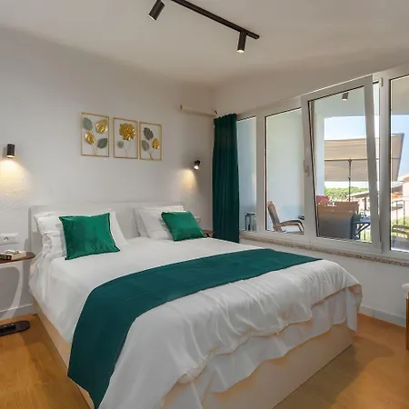 Apartment Helles Nur 350 Meter Zum Mit Meerblick Und Schoener Terrasse